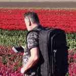 Droneoperator van EnterDrone met Tomcase rugzak tijdens drone-opnames in Nederland