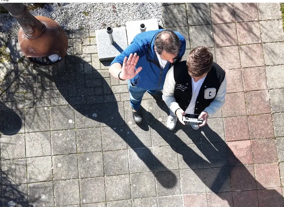 Drone training in Drenthe waarbij instructeur uitleg geeft over drone besturing en veilig vliegen volgens Europese regelgeving