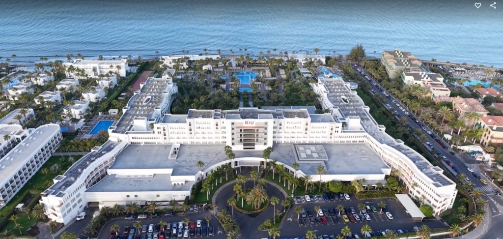 Professionele dronefoto van hotel en terrein gemaakt door EnterDrone voor hotelpromotie en marketing