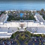 Professionele dronefoto van hotel en terrein gemaakt door EnterDrone voor hotelpromotie en marketing